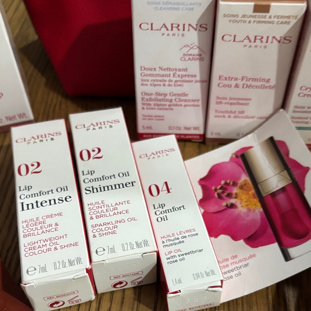 Clarins Vibrant Red Beauty Collection - Picture 7 of 9